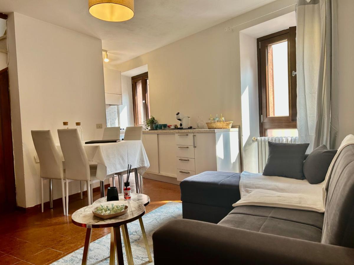 Tua Duplex Apartment Salo Bagian luar foto